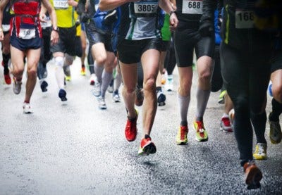 Groupe de marathoniens, plan des jambes