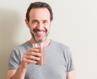 Homme souriant avec un milkshake Protein Shape Modifast 