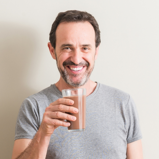 Homme souriant avec un milkshake Protein Shape Modifast 