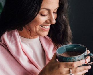 femme souriant avec un chocolat chaud Modifast