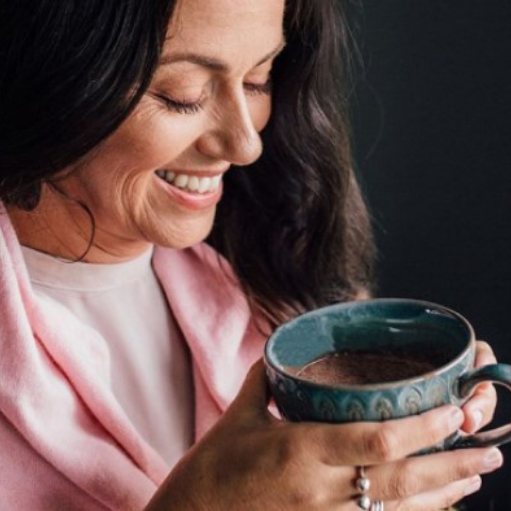 femme souriant avec un chocolat chaud Modifast